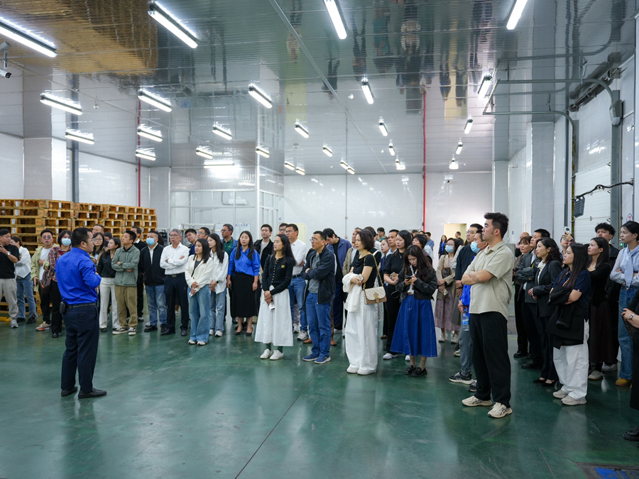 與會人員實地調研食品企業(yè)。興業(yè)銀行漳州分行供圖