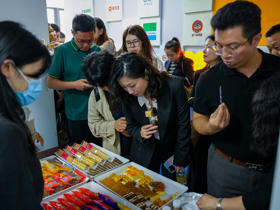 與會人員實地調研食品企業(yè)。興業(yè)銀行漳州分行供圖