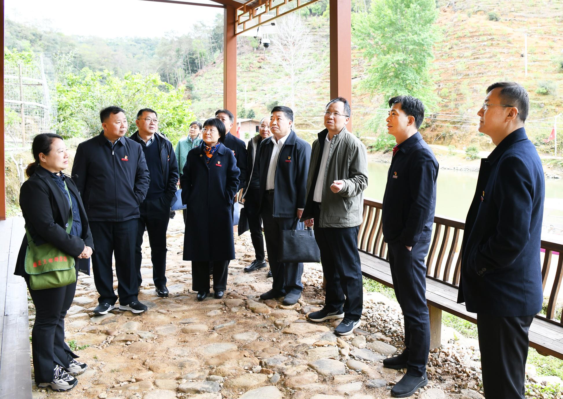 參觀紅軍渡口。羅登來攝
