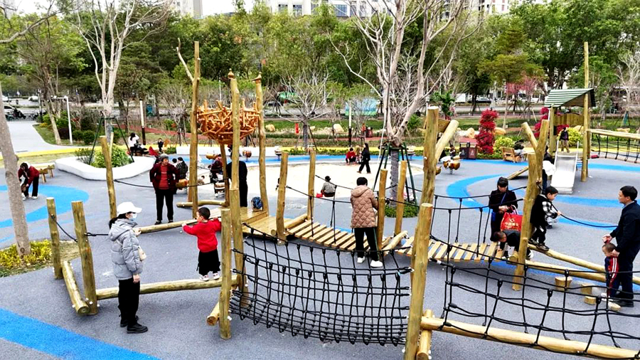 群眾在公園里休閑游玩。龍文區(qū)融媒體中心供圖