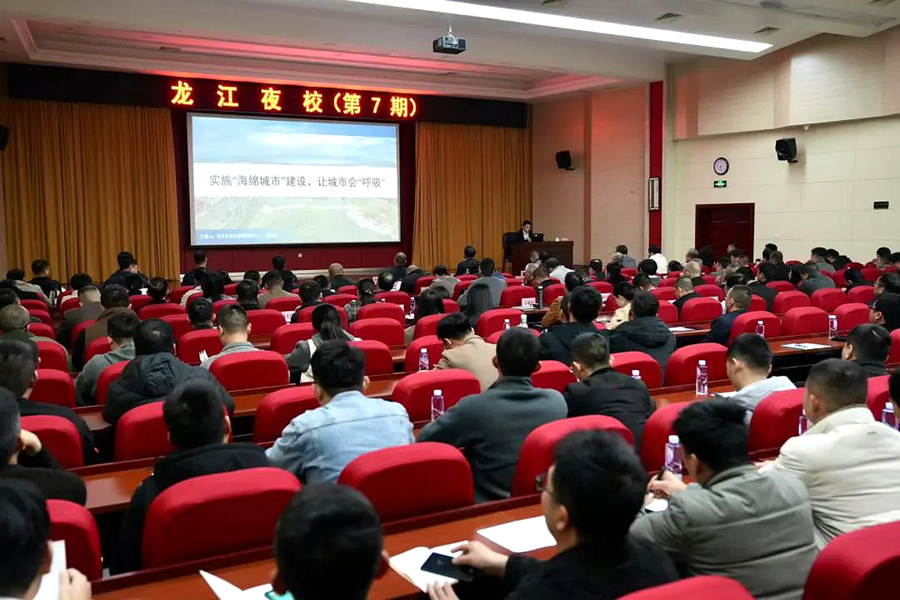 鄭森泉在龍文區(qū)“龍江夜?！鄙鲜谡n，向全區(qū)干部分享公園建設實踐和經(jīng)驗。龍文區(qū)融媒體中心供圖