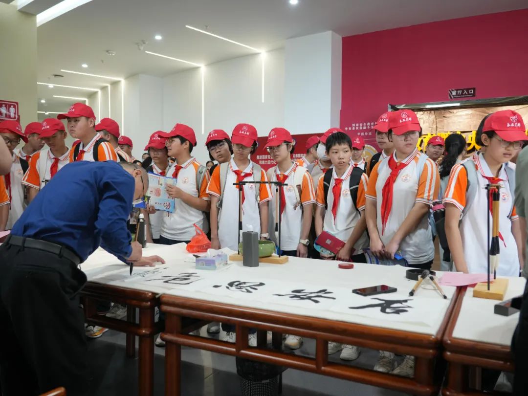 書法展現(xiàn)場。龍巖市融媒體中心供圖