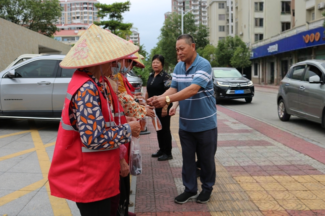 蔡旺順夫婦攜手臺商聯(lián)誼會給環(huán)衛(wèi)工人送清涼飲品。沈俊濱攝