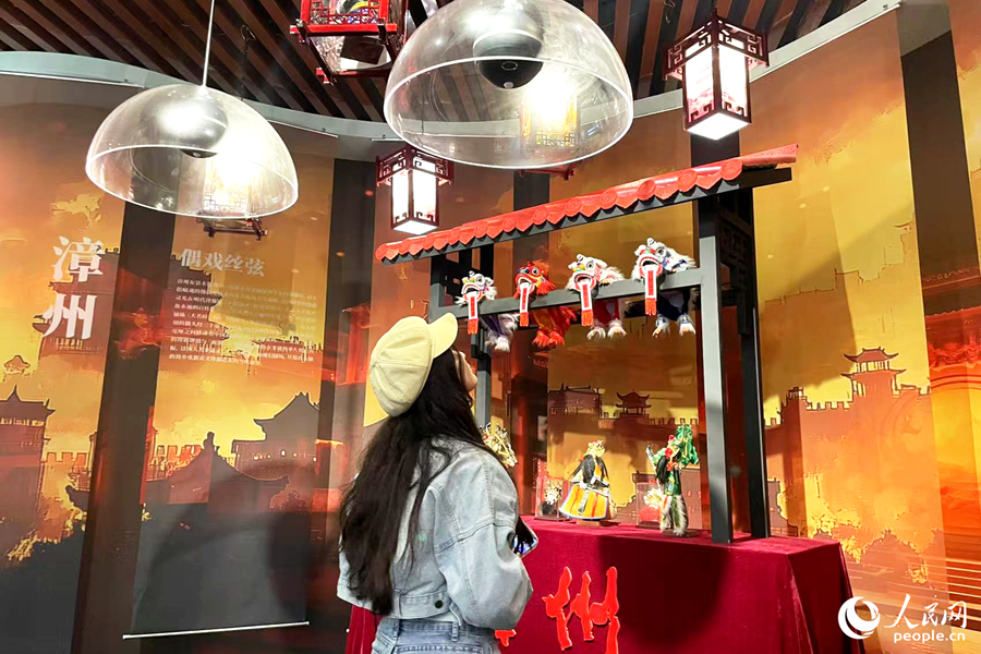 集聲筒下，木偶戲音立體環(huán)繞。人民網(wǎng)記者 林盈攝