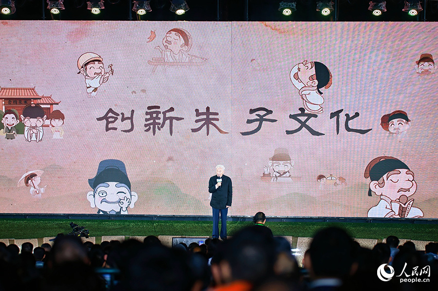 朱杰人在活動(dòng)現(xiàn)場(chǎng)講述。人民網(wǎng) 李唯一攝