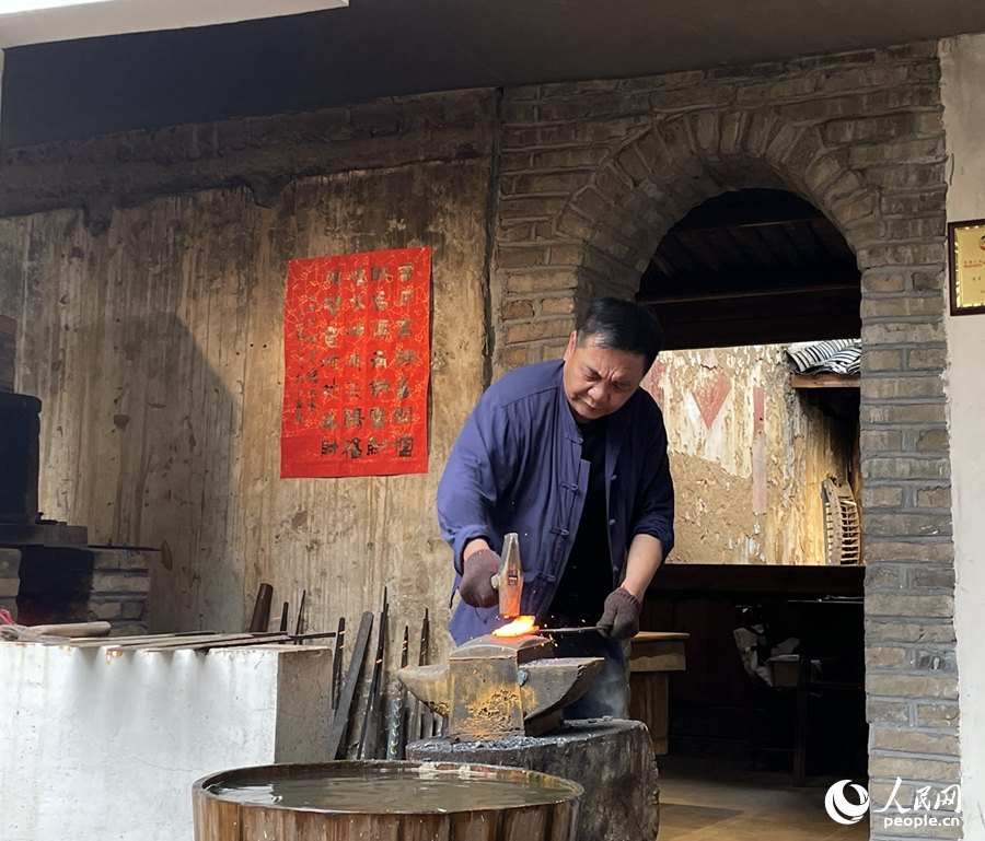 葉向春正在錘制寶劍。人民網(wǎng)記者 林盈攝