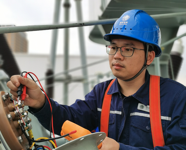 蔣祖立為變電站設(shè)備“把脈問(wèn)診”。黃一民攝