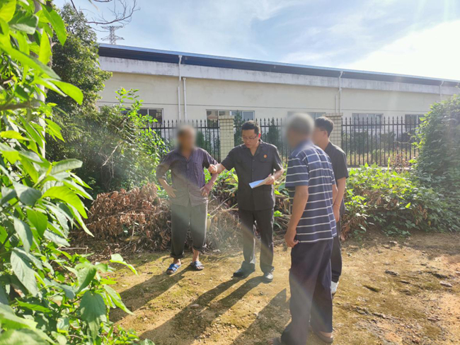 政法力量下沉一線推動(dòng)化解矛盾糾紛。龍巖市委政法委供圖
