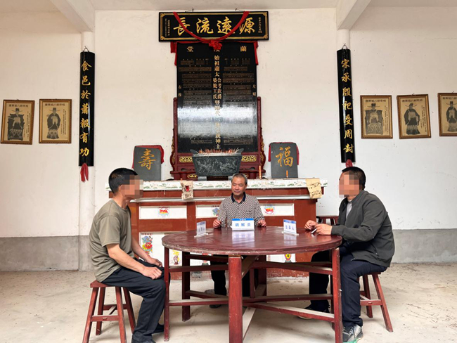 運(yùn)用客家山歌、宗祠文化開(kāi)展調(diào)解。龍巖市委政法委供圖