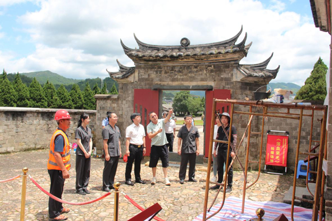 法律專家深入指導(dǎo)開(kāi)展紅色遺址保護(hù)修繕工作。龍巖市委政法委供圖
