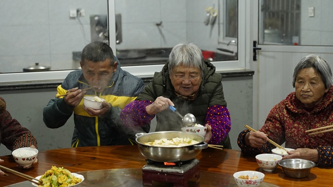 富嶺鎮(zhèn)殿亭村”長(zhǎng)者食堂“
