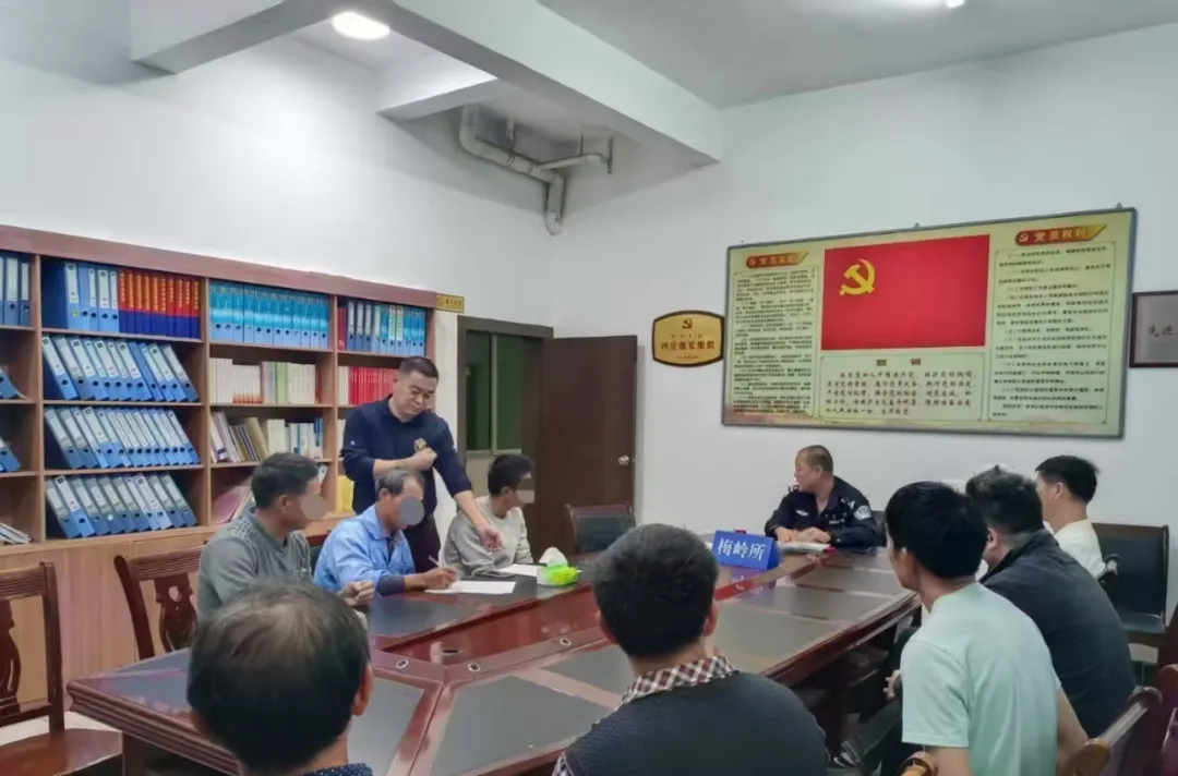 梅嶺鎮(zhèn)綜治中心聯(lián)合司法所、派出所、建設所等多部門組成工作專班推進化解建房糾紛