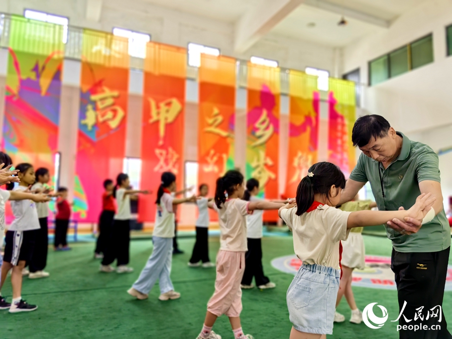 岑兜村高甲戲傳習所，專業(yè)高甲戲老師林國春正指導孩子們練習高甲戲基本動作。人民網(wǎng) 蘇海森攝