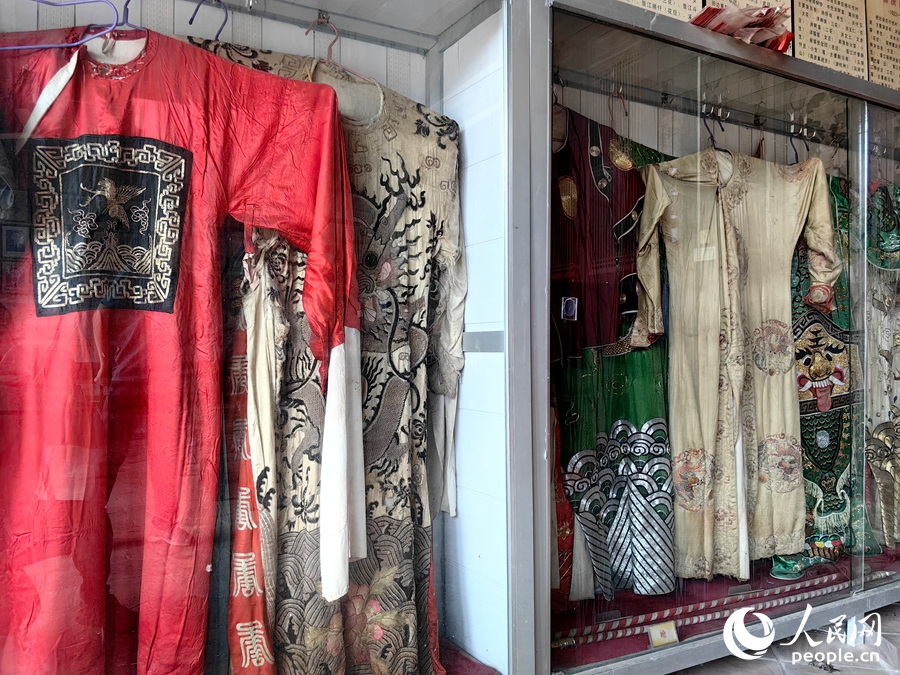 在岑兜村高甲戲展覽館展出的高甲戲各種服飾。人民網(wǎng) 蘇海森攝