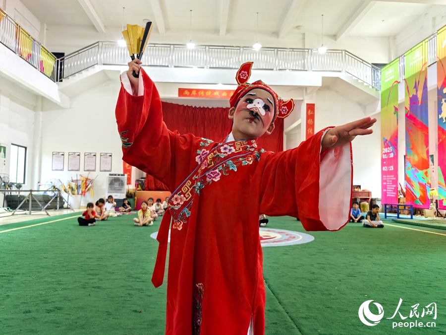 來(lái)自岑兜村的8歲孩子洪詩(shī)博展示高甲戲?qū)W習(xí)成果。人民網(wǎng) 蘇海森攝