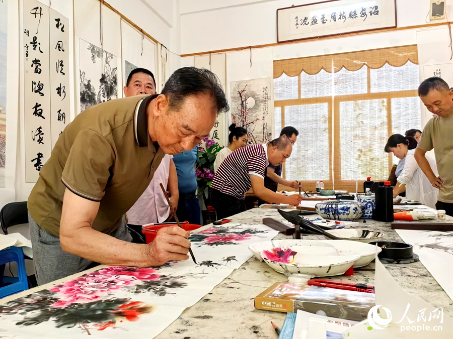 梅月書畫院里的書畫愛好者在進行創(chuàng)作。人民網(wǎng) 蘇海森攝