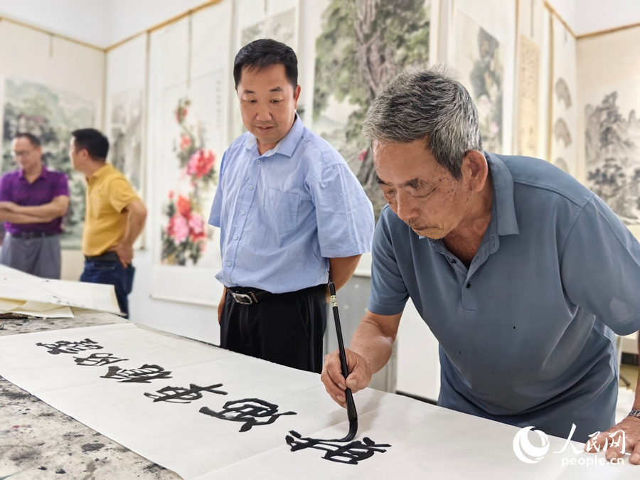 一名書畫愛好者正在創(chuàng)作。人民網(wǎng) 蘇海森攝