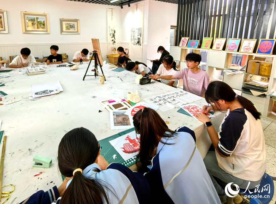 在梅洲中學(xué)美術(shù)興趣小組，學(xué)生在創(chuàng)作書畫作品。人民網(wǎng) 蘇海森攝