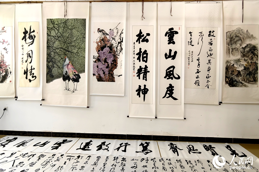 梅月書畫院里，當(dāng)?shù)剞r(nóng)民創(chuàng)作的書畫作品獨(dú)具特色。人民網(wǎng) 蘇海森攝
