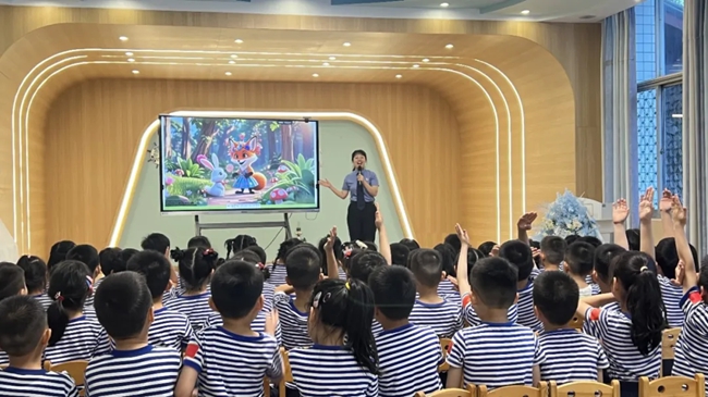 檢察官化身“法治副校長”，為海軍某部幼兒園開展法治授課