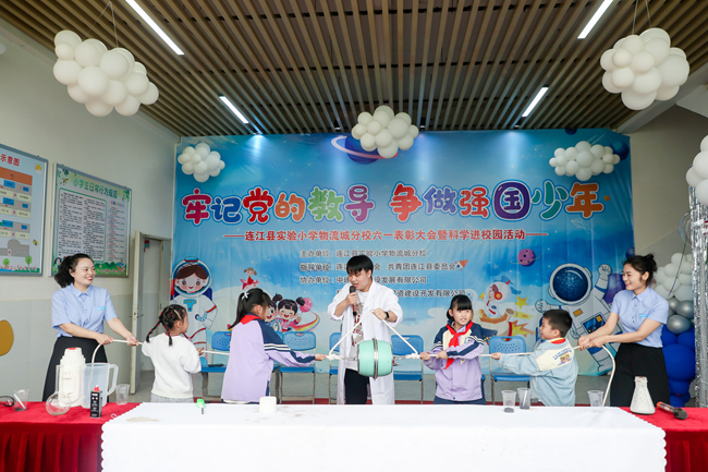 志愿者和學生們共同完成科學實驗。中建海峽供圖