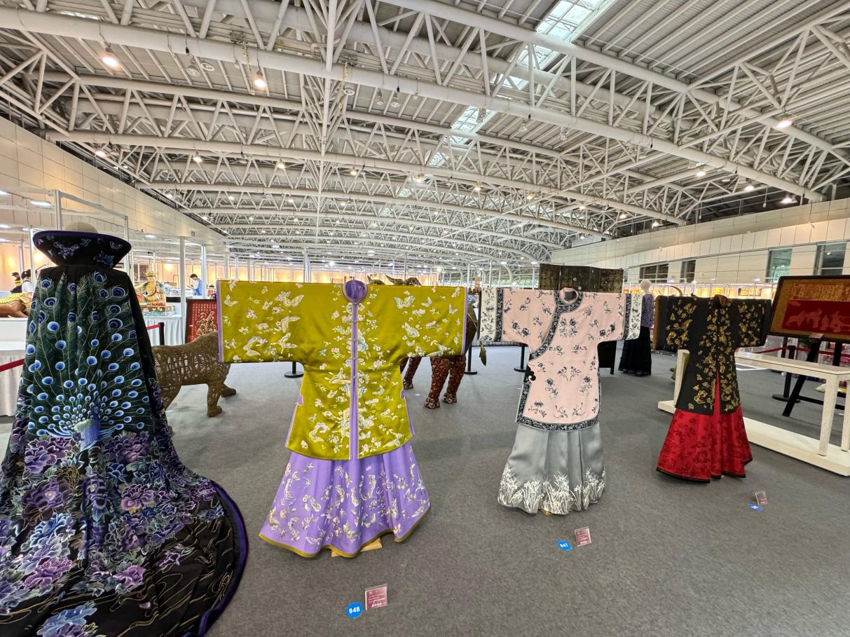 畢紅最新創(chuàng)作的京繡作品在2025中國工藝美術(shù)博覽會展出。受訪者供圖
