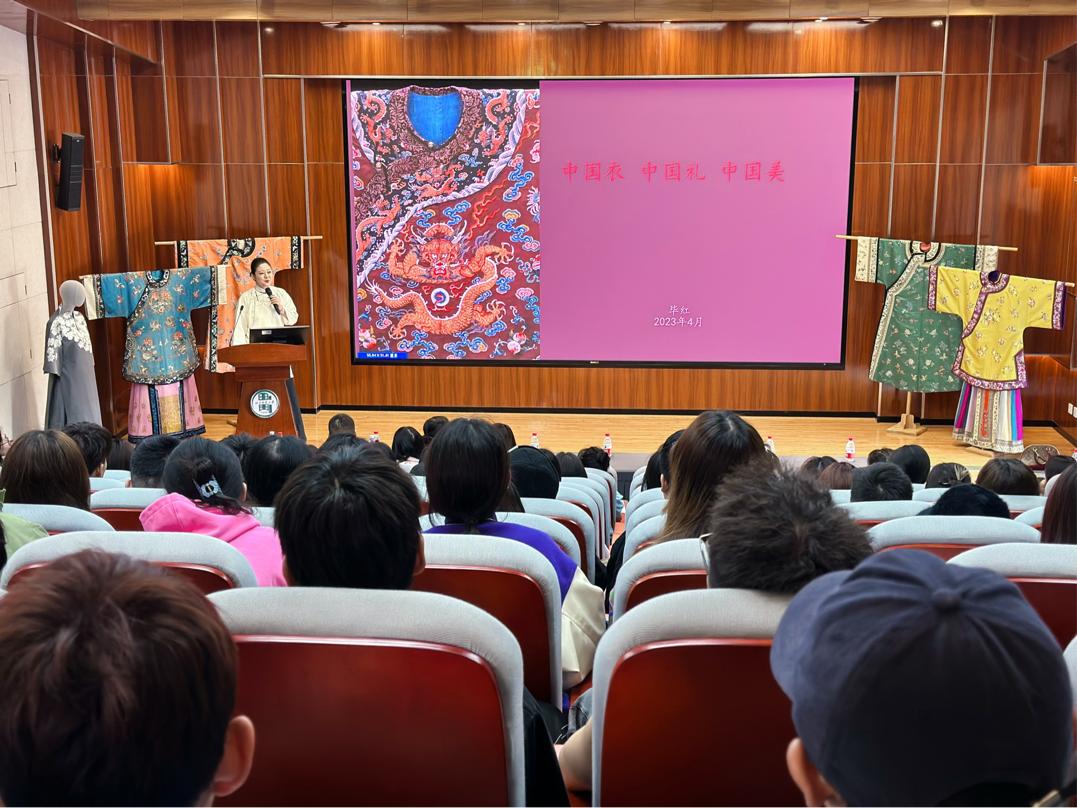 畢紅在高校作非遺京繡主題分享。受訪者供圖