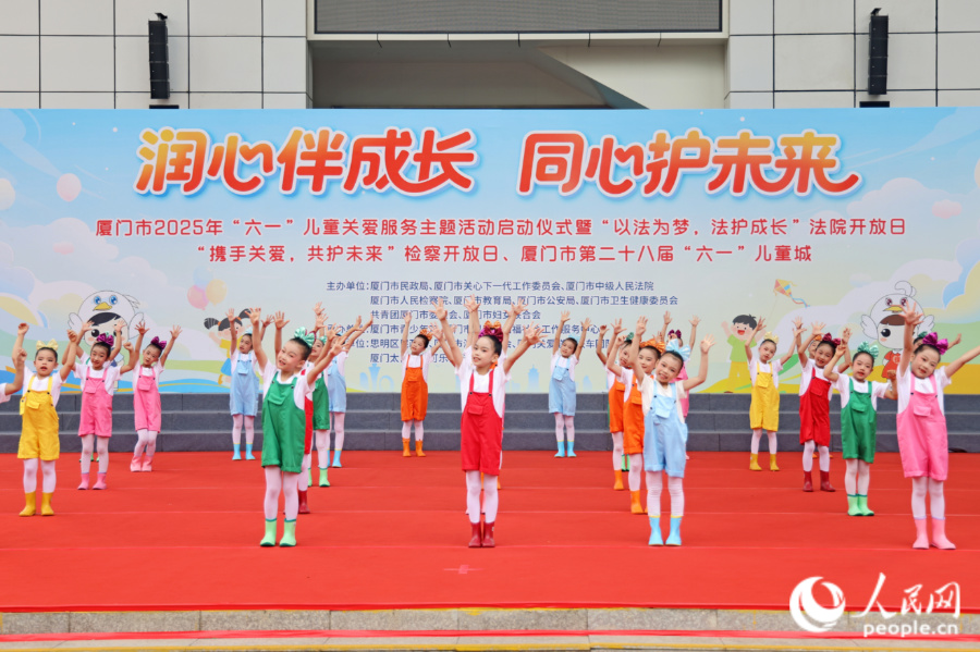 開場(chǎng)舞表演《小水花》。人民網(wǎng)記者 陳博攝