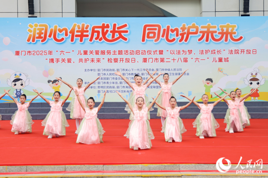 合唱《我們屬于大自然》。人民網(wǎng)記者 陳博攝