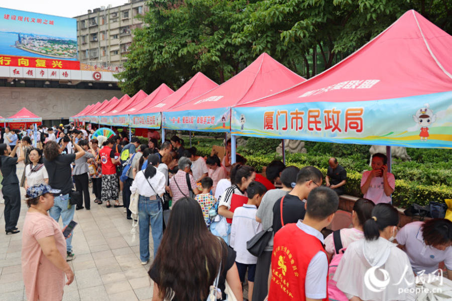 “同心護(hù)未來”知識(shí)宣傳區(qū)，工作人員正在進(jìn)行講解。人民網(wǎng)記者 陳博攝
