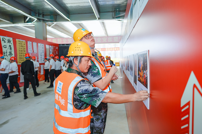 項(xiàng)目一線工人參與投票。中建海峽供圖