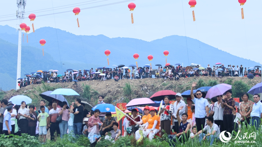觀眾觀看龍舟比賽，慶祝傳統(tǒng)節(jié)日。人民網(wǎng) 李昌乾攝