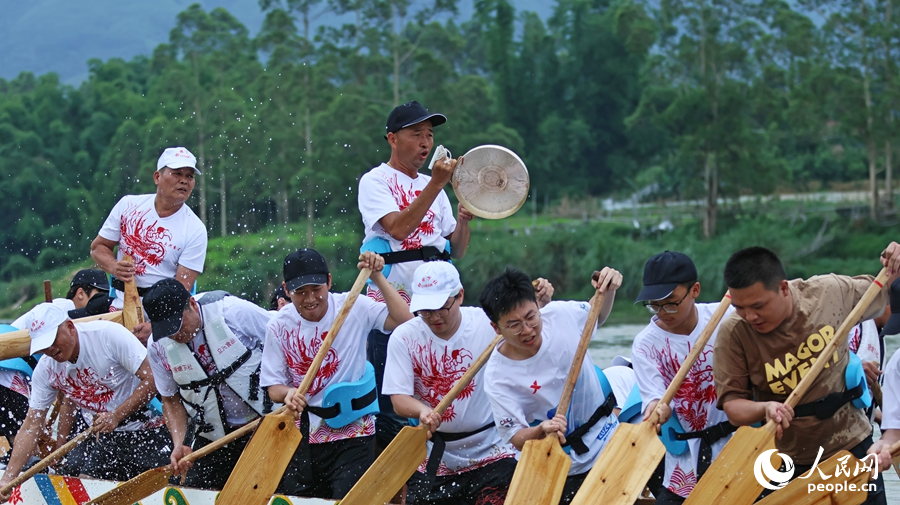 隊(duì)員敲鑼助威。人民網(wǎng) 李昌乾攝