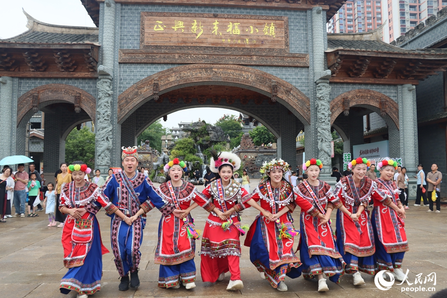 活動(dòng)期間舉行的國家級(jí)非物質(zhì)文化遺產(chǎn)代表性項(xiàng)目——高山族拉手舞表演。人民網(wǎng) 李昌乾攝