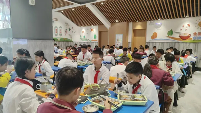 如今的校園食堂干凈明亮。寧德市教育局供圖