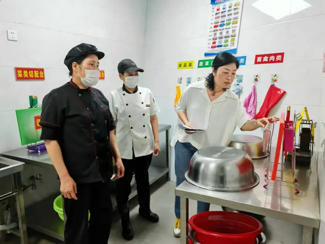建立膳食監(jiān)督家長委員會制度。寧德市教育局供圖