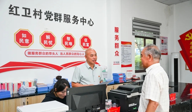 在紅衛(wèi)村黨群服務(wù)中心，林希騰解答村民問(wèn)題