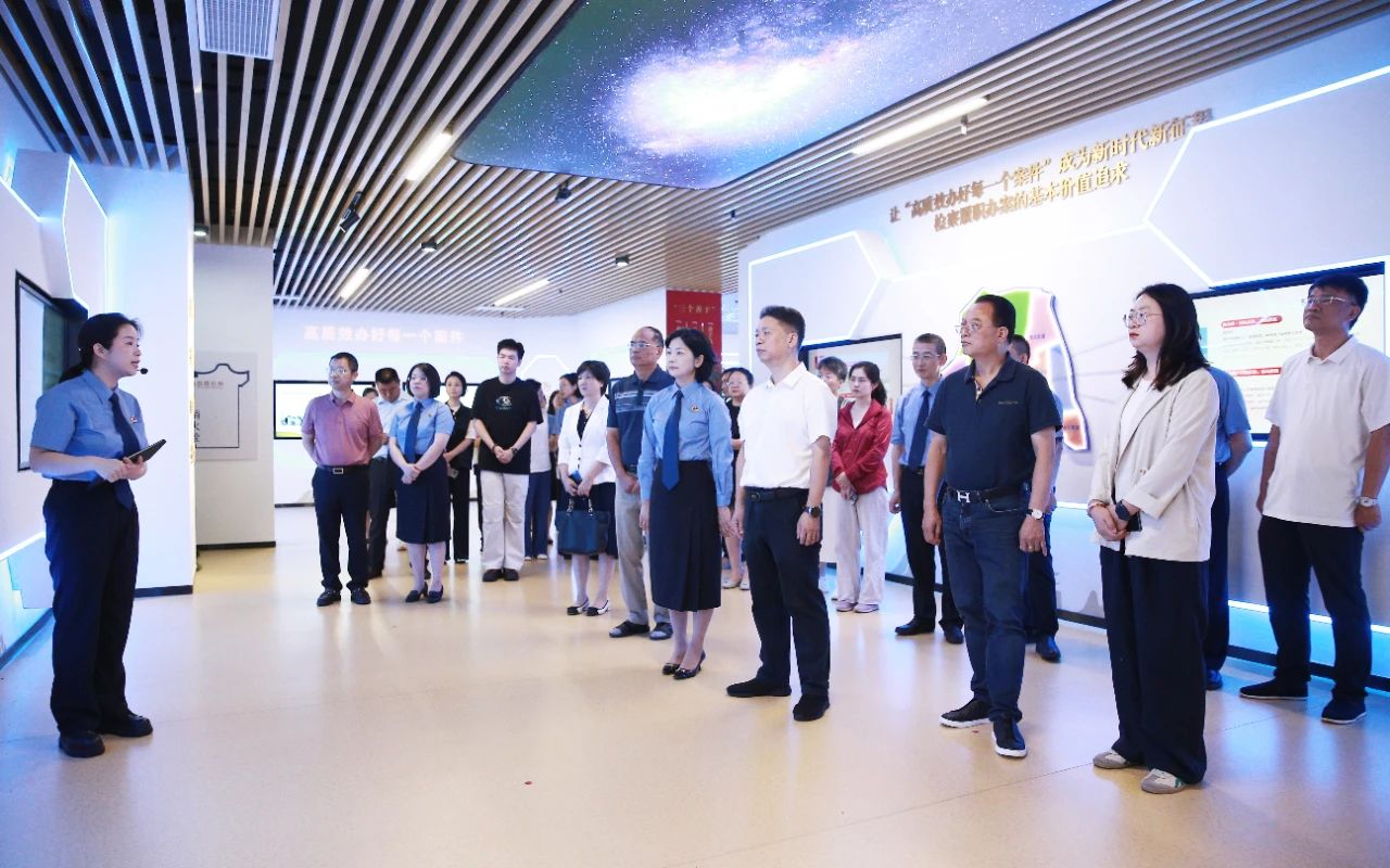 與會代表參觀福建省未成年人檢察展示平臺數(shù)字展館。福建省人民檢察院供圖
