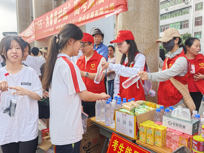 長(zhǎng)汀公司青年志愿者為考生準(zhǔn)備了飲用水、應(yīng)急藥品、高考加油扇、文具袋等物品
