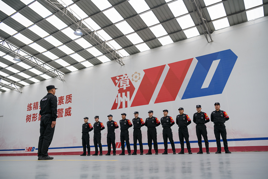 “漳州110”民警在訓(xùn)練中（資料圖）。漳州市公安局供圖