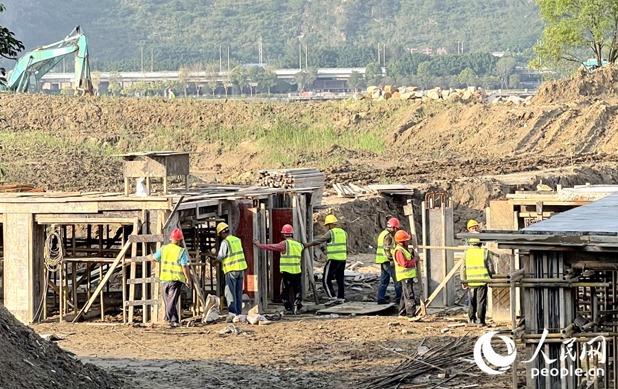在閩江北港，生態(tài)島觀景臺正在建設。人民網(wǎng)記者 陳藍燕攝