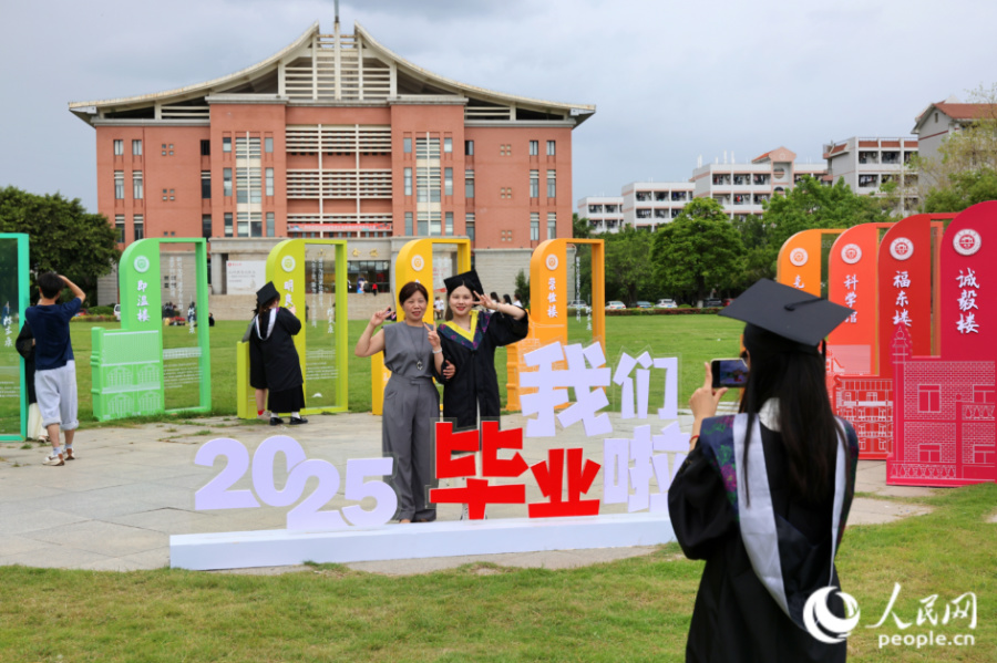 畢業(yè)生與家長合影留念。人民網(wǎng)記者 陳博攝
