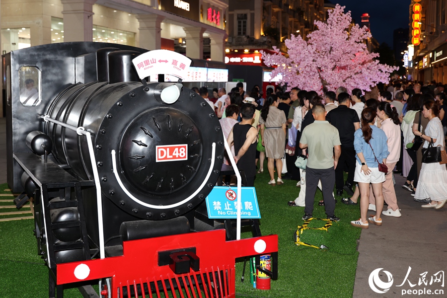 現(xiàn)場設(shè)置小火車主題車廂，打造駛向臺灣記憶的“時光列車”。人民網(wǎng)記者 陳博攝