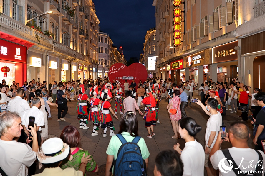 市民游客熱情參與到臺灣阿美族歌舞中。人民網(wǎng)記者 陳博攝