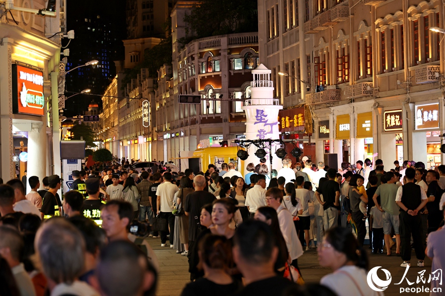 臺灣樂隊奏唱吸引觀者駐足。人民網(wǎng)記者 陳博攝