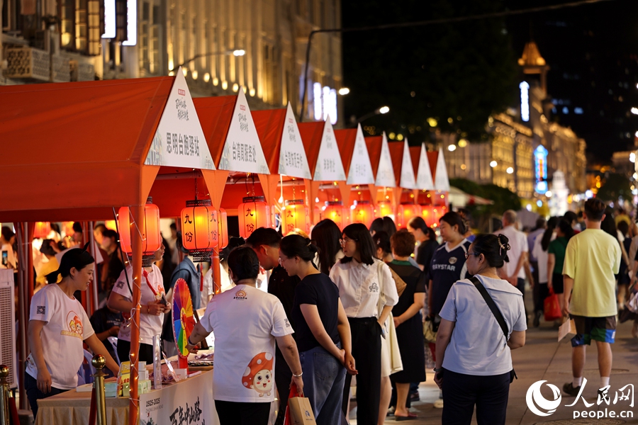 活動還設(shè)置臺商展銷、美食市集等。人民網(wǎng)記者 陳博攝