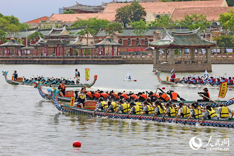 臨近終點(diǎn)，各隊(duì)伍你追我趕，全力揮槳。人民網(wǎng)記者 陳博攝
