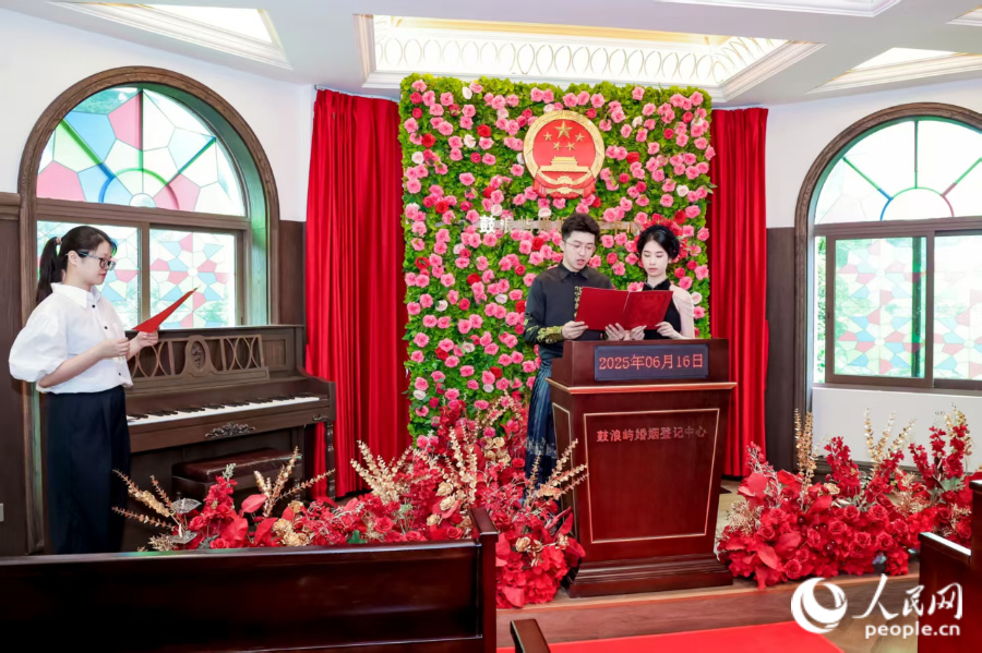 首對新人宣讀結(jié)婚誓詞。人民網(wǎng)記者 陳博攝