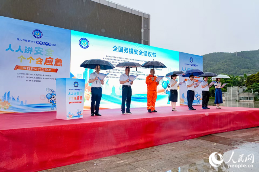 7名全國勞動模范和先進工作者現(xiàn)場發(fā)出倡議。人民網(wǎng)記者 陳博攝