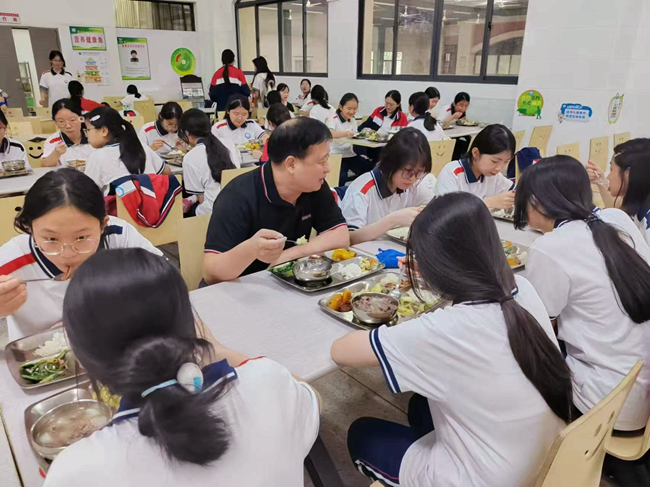 學(xué)生餐桌上的菜品更加新鮮多樣。安溪縣委宣傳部供圖